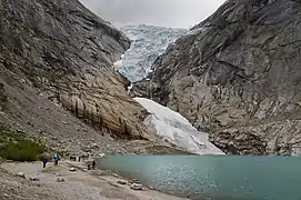 El Briksdalsbreen, otra lengua del Jostedalsbreen. El glaciar todavía cubría completamente el lago en 1997.