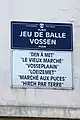 Placa con los nombres oficiales en francés y neerlandés seguidos de varios nombres populares.