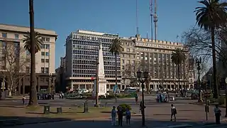 Comienzo de la calle. A la izquierda, edificio de la AFIP.