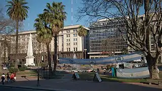 Pirámide de Mayo y sede de la AFIP