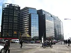 Edificios modernos y parrilla, entre Ricardo Rojas y San Martín
