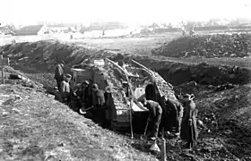 Un Mark IV desenterrado por soldados alemanes en Cambrai, noviembre de 1917.