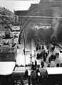 La estación en ruinas en 1956, todavía abierta a los elementos antes de la reconstrucción.