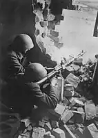 Miembros del Volkssturm estacionados con una MG 34 en el Frente germano-soviético de Silesia, abril de 1945.