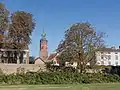 Buren,el sistema de fortificación con el torre de la iglesia (la Sint-Lambertuskerk)