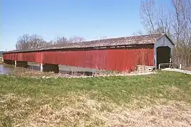 Puente cubierto de Medora,  en el condado de Jackson, Indiana. Es el mayor puente cubierto de Indiana.