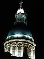 Detalle de la cúpula iluminada.