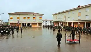 Formación de fuerzas del regimiento en el patio de maniobras.