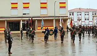 Entrega de corona de laurel en honor a los caídos.