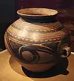 Cultura Majiayao (3300 - 2200 a.C.), en el curso superior del río Amarillo. Decoración en naranja, amarillo y negro.