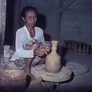 Rueda en el foco alfarero de Plered, en Purwakarta (Indonesia).
