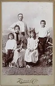 Retrato de estudio de una familia indoeuropea, Dutch East Indies (hacia 1900)