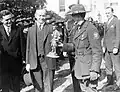 Presidente Calvin Coolidge recibiendo una copia de la estatua, afuera de la Casa Blanca, 1927.