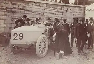 Camille du Gast a la salida con su De Dietrich de 30HP…