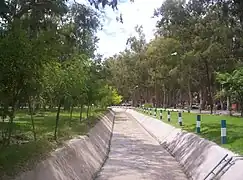 Canal de riego en el Valle de Zonda.
