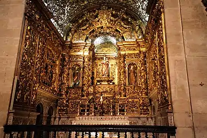 Retablo de la capilla de Nossa Senhora da Doutrina en la iglesia de San Roque (Lisboa). El mismo templo contiene otros notables retablos, y el museo del que forma parte, una excepcional colección de arte sacro, incluyendo retablos de otras procedencias.