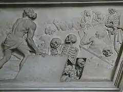 Capilla Raimondi. Detalle de un relieve con esqueletos.