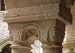 Capiteles del claustro.