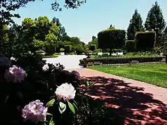 Vista del patio de entrada a través de los jardines, 2013.