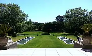 Vista al jardín oeste desde el Salón Bordeaux, 2013.
