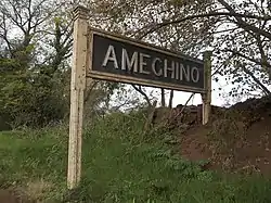 Cartel nomenclador al este de la estación