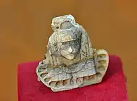 Pieza de marfil tallada de una mujer egipcia.