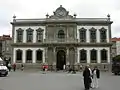 Fachada que se abre a la Plaza de España.