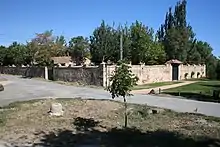Al fondo la casa de esquileo, abajo la Plaza del Rancho y a la derecha el gimnasio en la calle y parque infantil del Esquileo