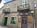 Casa del siglo XVII con el escudo de los Moscoso y de los Mendoza