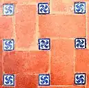 Losa alfarera combinada con baldosín decorado (olambrilla) en la Casa dos Patudos, en Alpiarça (Portugal).
