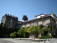 Casa-torre Laranjais en Guimarães. Torre del siglo XI y edificio principal remodelado en los siglos XVI y XVII.