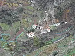 Casas-cueva junto al barranco del Río, en Batán de Abajo.