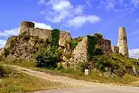 Restos de la muralla y torre.