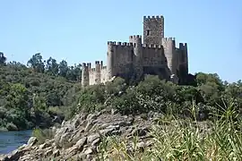 El castillo de Almourol, reconstruido en 1171, se encuentra en un pequeño islote en el río Tajo