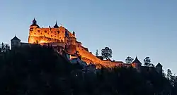 Vista nocturna del castillo.