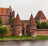 La puerta de entrada al Castillo de Malbork que da al río Nogat.