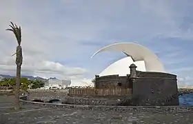 Castillo con el auditorio de Tenerife al fondo.