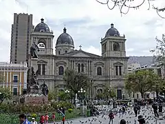 Fotografía del Banco Central, tomada atrás de la catedral de La Paz.