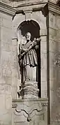 Estatua en la fachada