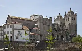 Vista exterior de la catedral mostrando sus imponentes torres, ábside muy grande y corto crucero.