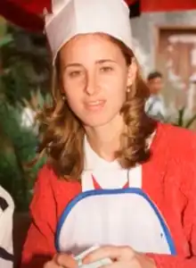 Cecilia cubas preparando la merienda para pasar la tarde con los niños necesitados en una obra benéfica en Asunción, Paraguay en el año 2002 realizando obras de caridad