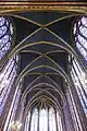 Bóvedas de la planta superior de la Sainte Chapelle (siglo XIII), decoradas con estrellas sobre fondo azul. Las de la planta inferior están decoradas con flores de lis sobre fondo azul.