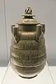 Tarroo de cinco tubos con pétalos de loto. Gres con esmalte celadón, Longquan. Alrededor del 960-1279. Museo de Shanghái