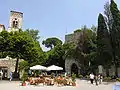 Plaza e iglesia del centro de Ravello.