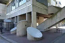 Elementos brutalistas en el exterior del CND