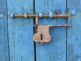 Cerrojo antiguo, en el exterior de la puerta de la iglesia.