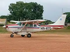Avioneta de Aerocaribe de Honduras en el aeropuerto de Puerto Lempira.