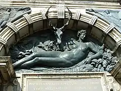 Friso del pórtico con la copia de la obra de Cellini, la Nymphe de Fontainebleau