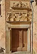Puerta de la torre del castillo de Pibrac (decoración de 1540 atribuida a Nicolas Bachelier, restaurada en 1902-1904).