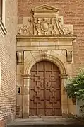 Puerta del castillo de Pibrac (decoración restaurada en 1902-1904).